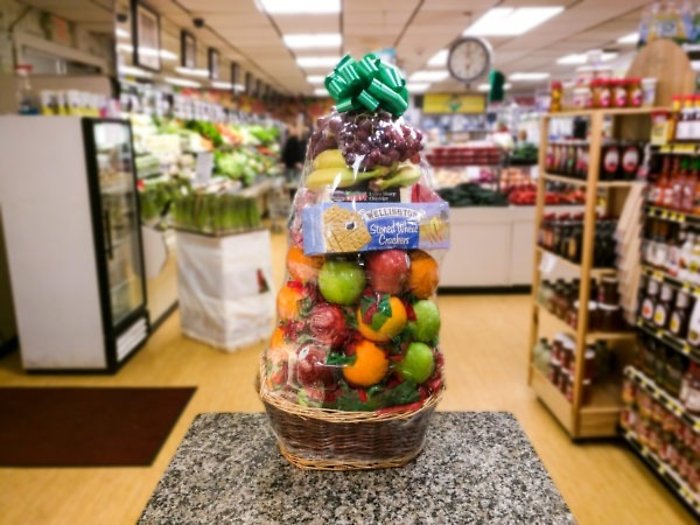 Cracker, Cheese, Fruits &#038; Candy Basket